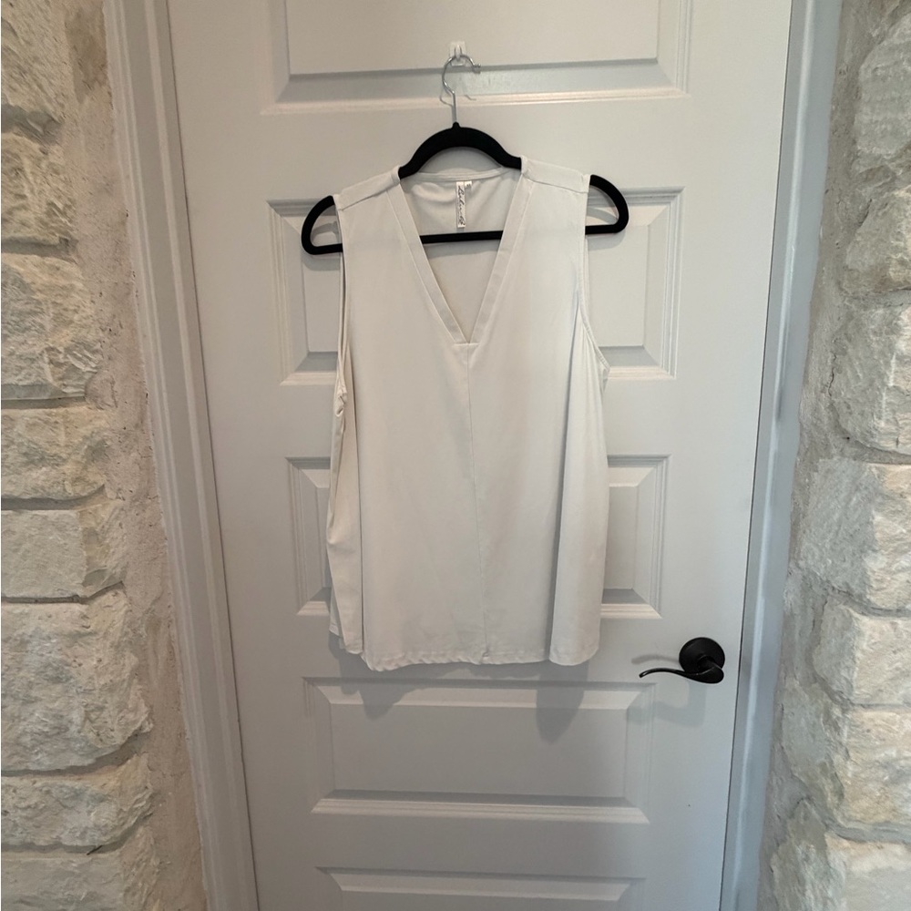 Lulu-B White V-Neck Sleeveless Blouse